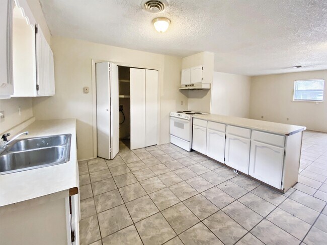 Building Photo - 105 E Wolfcamp Dr