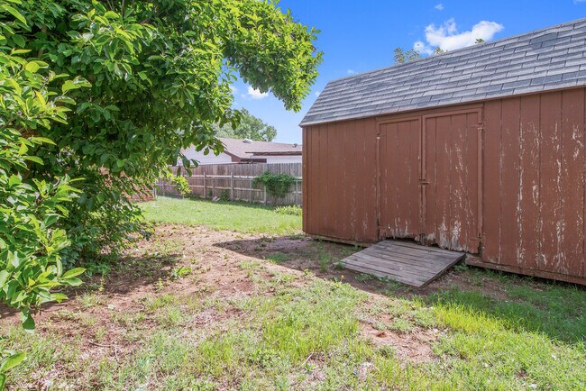 Building Photo - 402 Yukon Ave