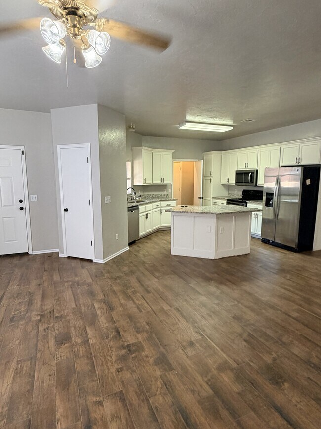 Building Photo - 1929 Lariat Cir