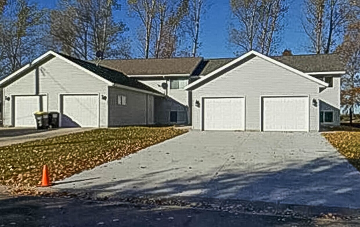 Foto principal - 220 Lakeview Dr