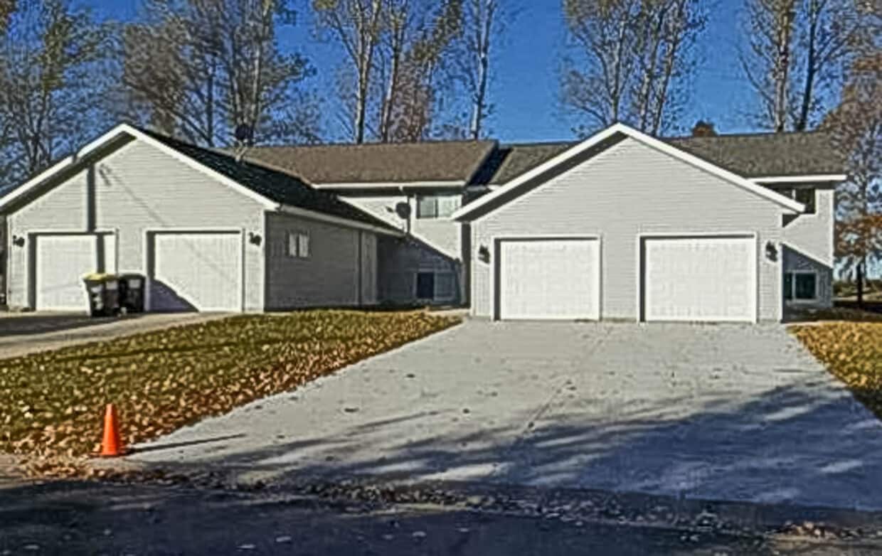 Primary Photo - 220 Lakeview Dr