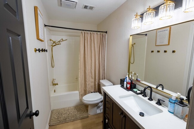 Baño de la planta baja - 604 Avondale Ave