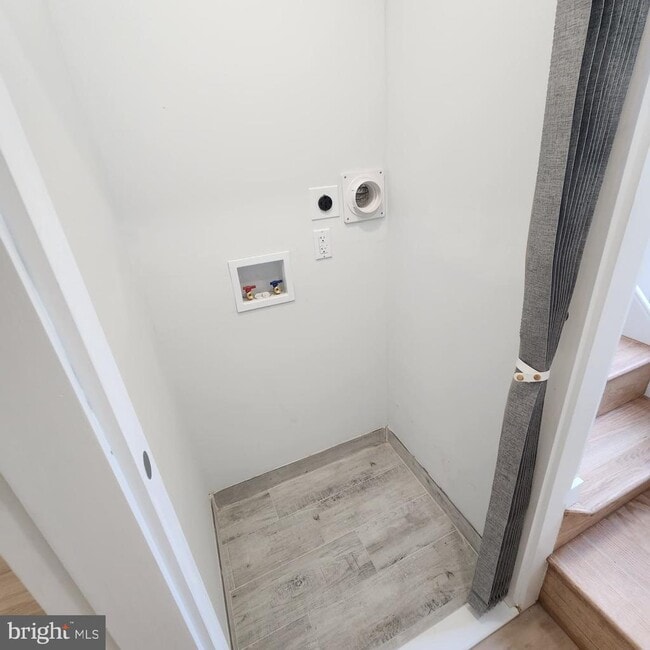 Building Photo - 721 E 6th St