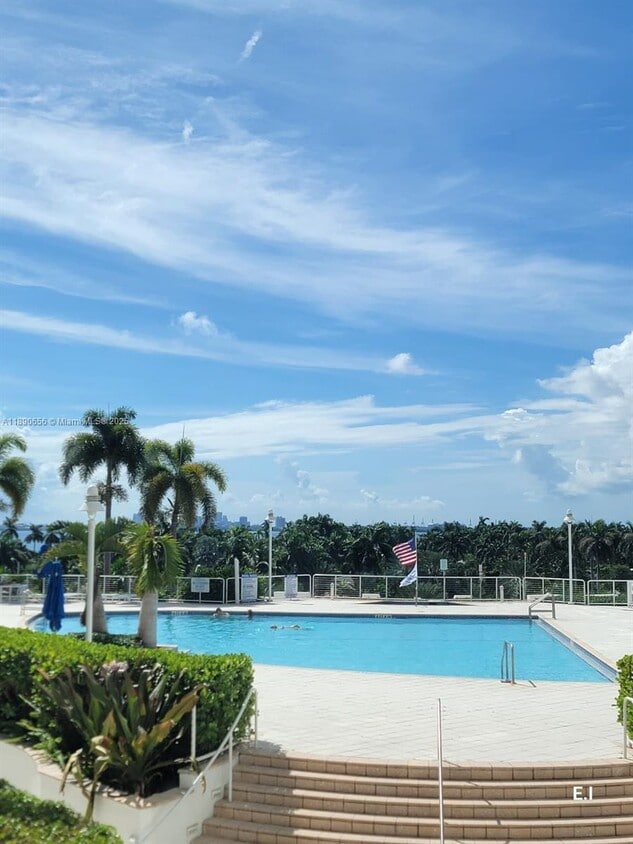 Building Photo - 7900 Harbor Island Dr