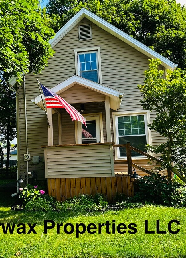 Building Photo - 2315 Fernwood Ave