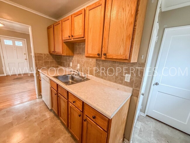 Building Photo - RENT SPECIAL!!! Cozy 3 Bedroom 1.5 Bathroom Ranch !!!