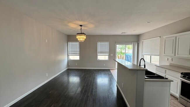 Foto del edificio - 926 Shining Rose Pl