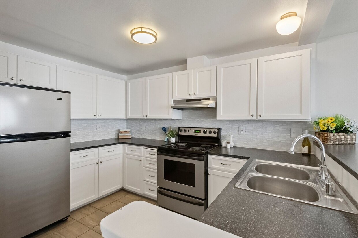 Foto principal - 3BR/2.5BA Townhouse in Courtyard Condos