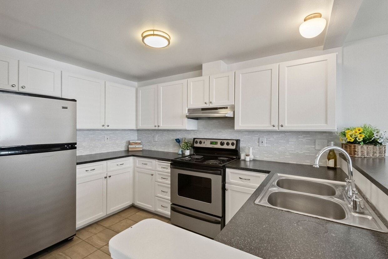 Primary Photo - 3BR/2.5BA Townhouse in Courtyard Condos