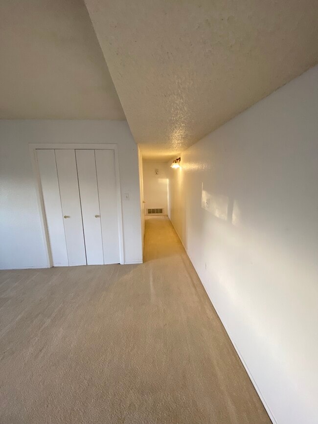 Building Photo - 100 Golden Sand Dr