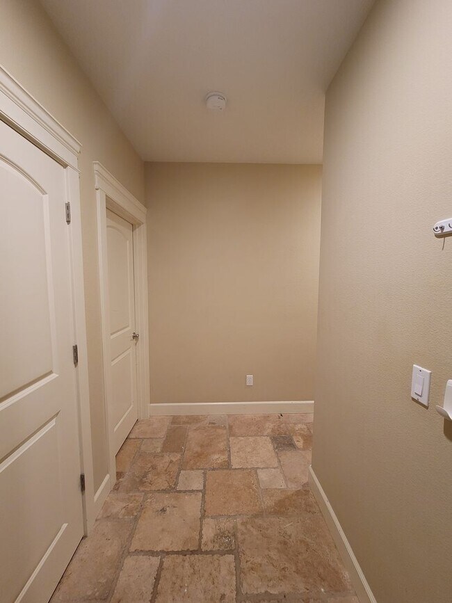 Foto del edificio - Contemporary Condo in Johns Landing