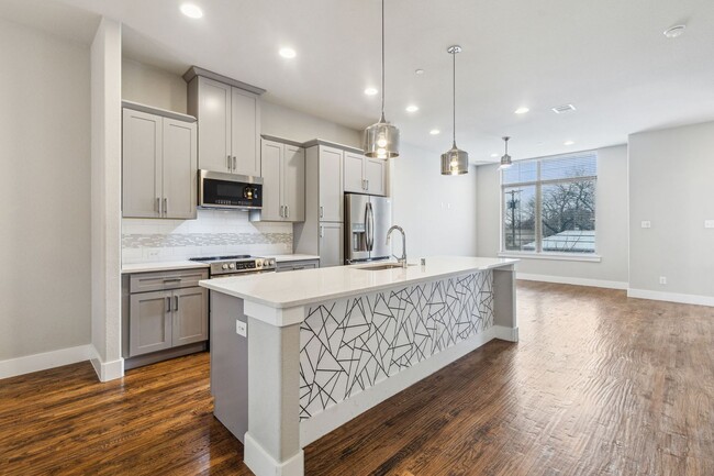 Building Photo - Stunning 3-story townhouse located in the ...