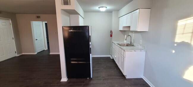 Building Photo - Hillcrest Apartments