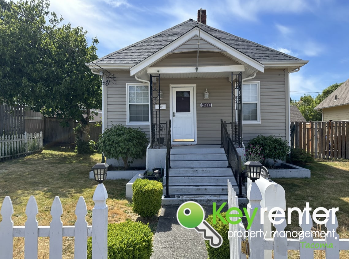 Primary Photo - Magnificent 4 bedroom 1 bath North Tacoma ...