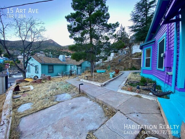 Building Photo - 3 bed/2 bath house with garage and worksho...