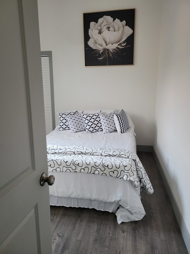 Staged 2nd bdrm - 983 37th St