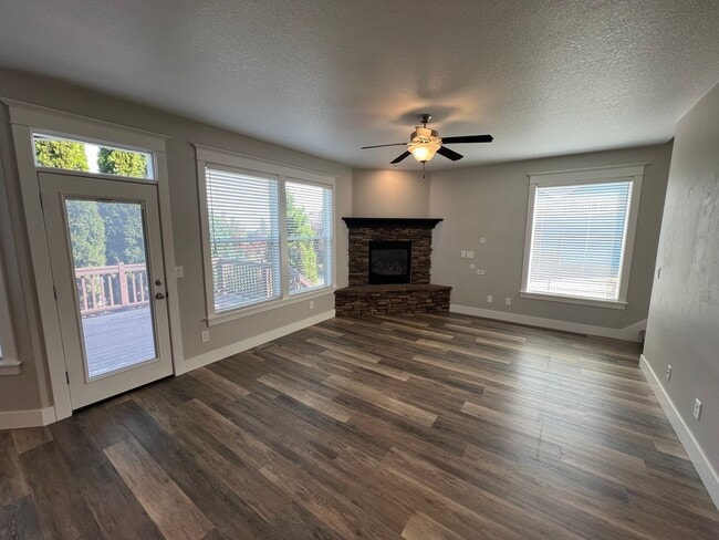 Building Photo - Large Three Bedroom Home in West Salem with Office and Den!