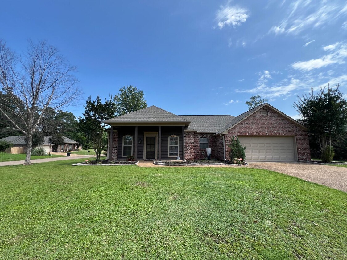 Foto principal - 3 Bed/2 Bath Home in Pinebrook!!