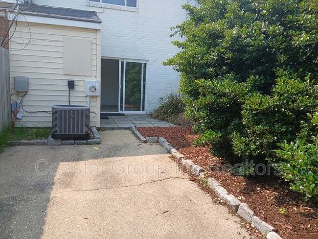 Building Photo - 2241 Sedgewick Dr