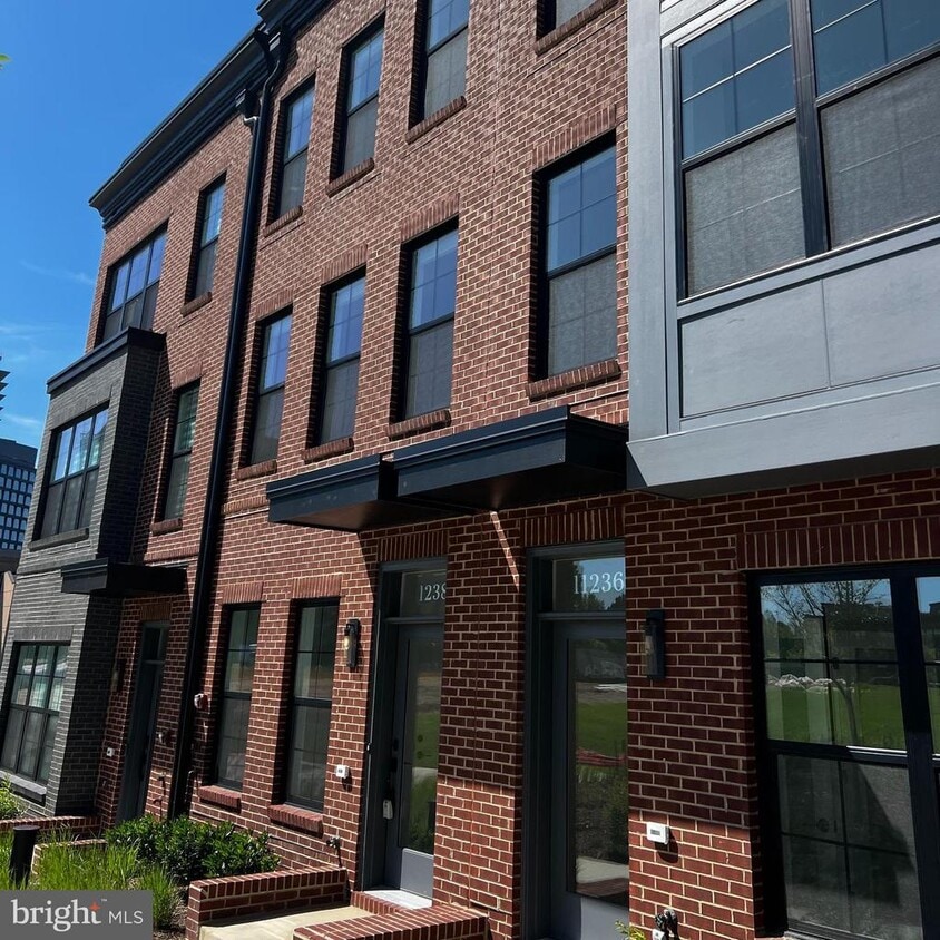 Building Photo - 11236 Bunsen St