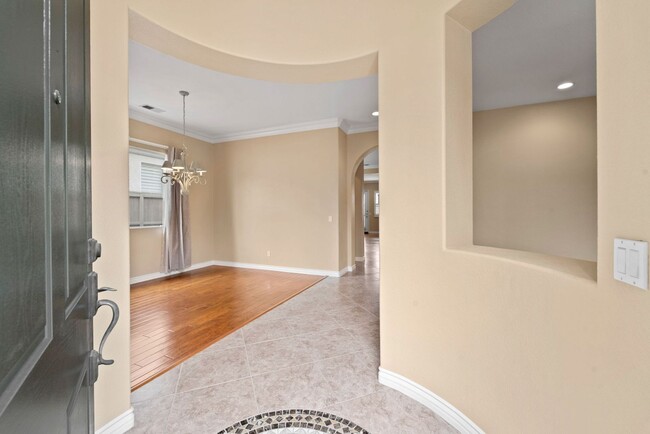 Building Photo - Beautiful & Spacious Single Level Eastlake...