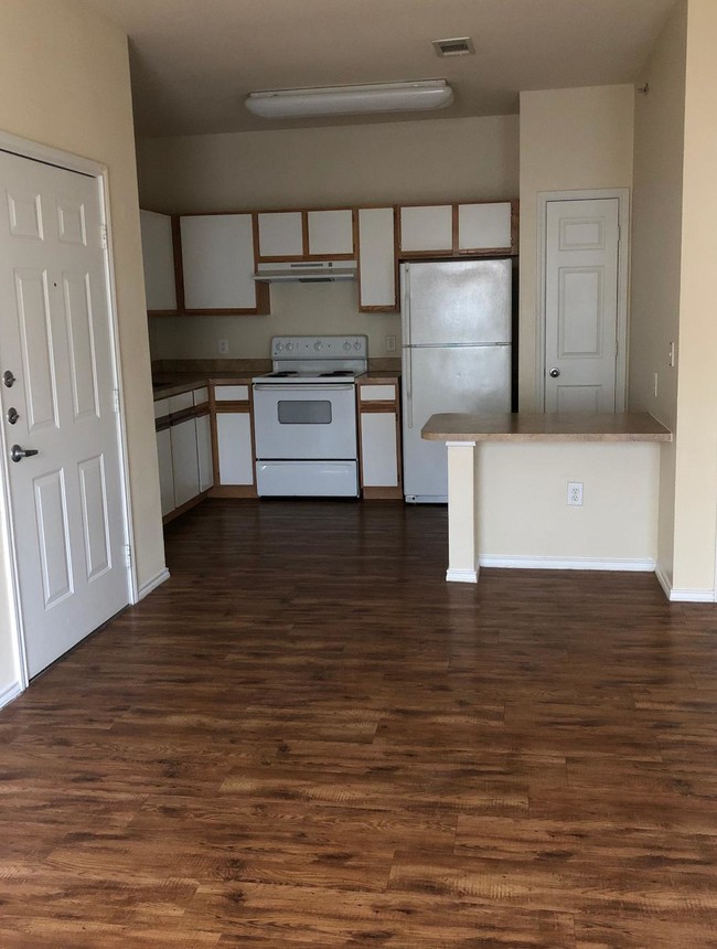 A1 Kitchen - Legacy Oaks Apartments