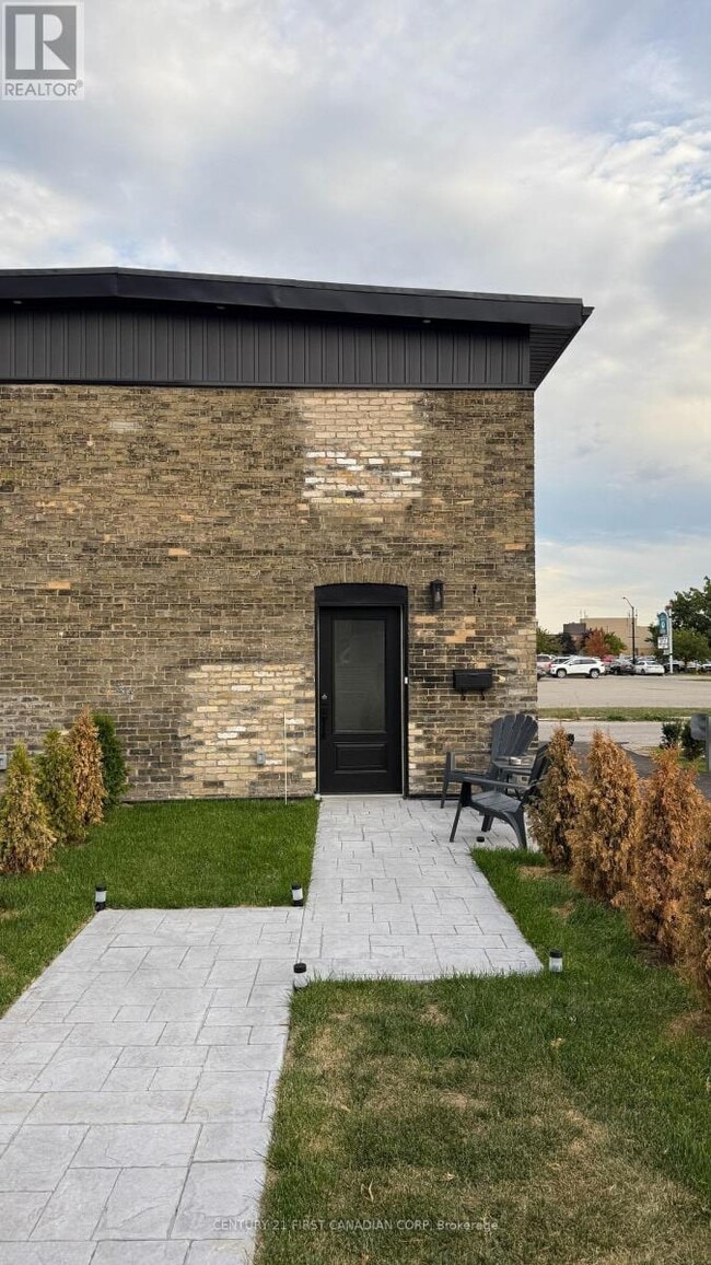 Building Photo - UNIT 3 - 857 DUNDAS St
