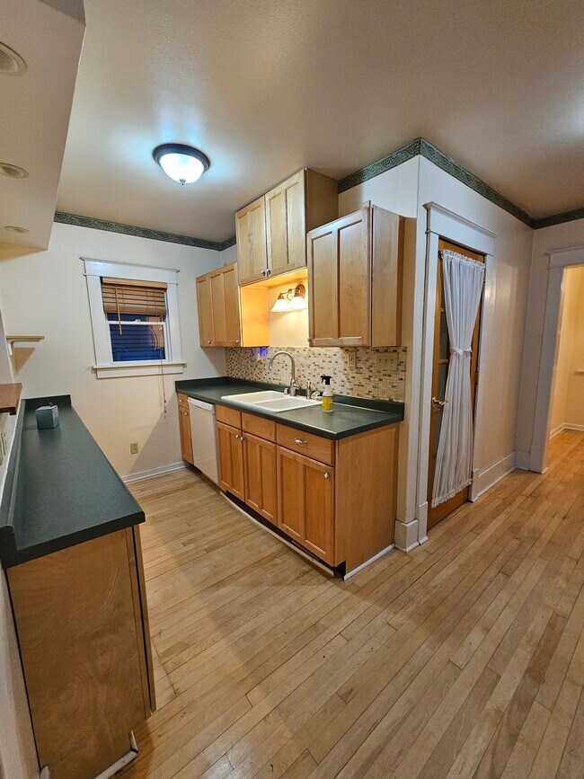 Kitchen - 816 Aurora Ave