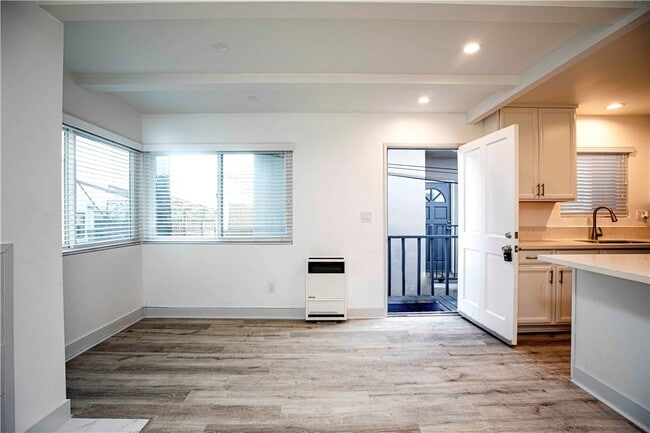 Building Photo - 122 El Porto St