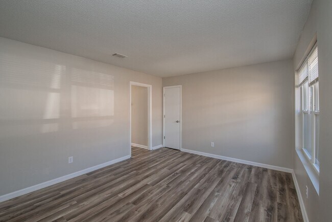 Foto del edificio - Updated 2 Bed/1 Bath Duplex Available for Rent Now!