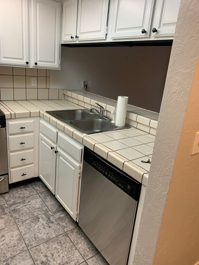 Foto del edificio - 3095 Lakeside Dr