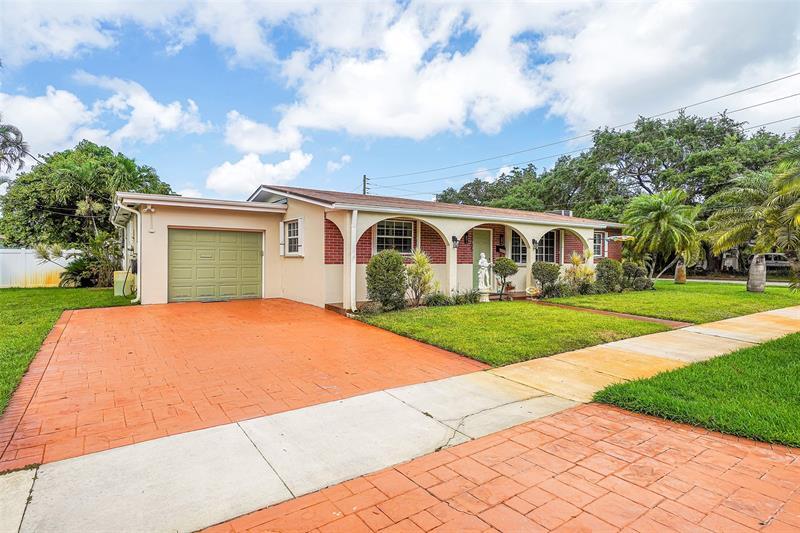 Foto principal - 2705 Roosevelt St