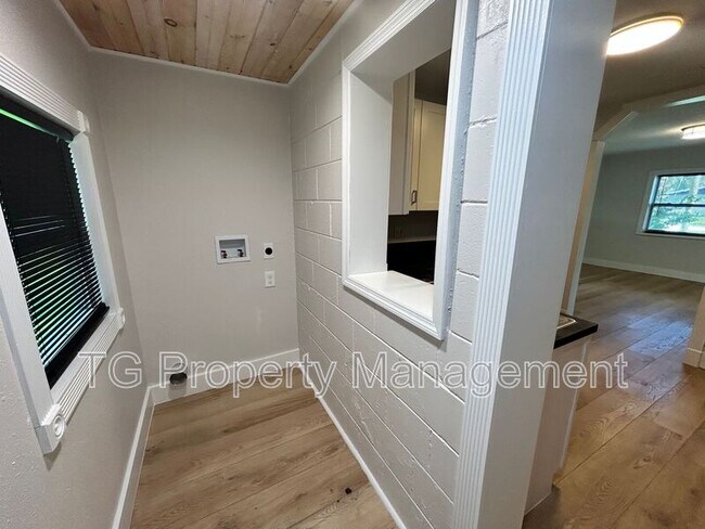 Foto del edificio - 3561 Centerhill Dr N