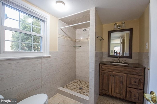Building Photo - 2868 Glenvale Dr