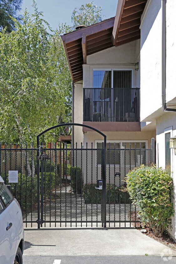 Building Photo - Burgundywood - I Street Apartments