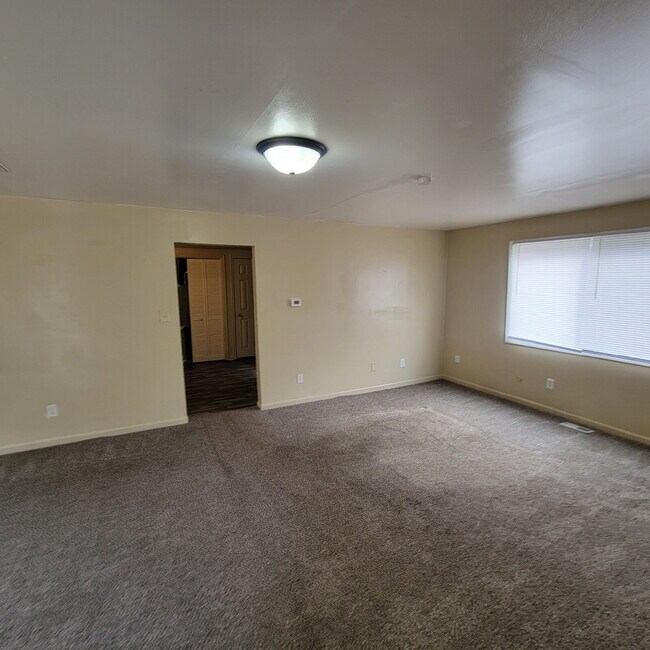 Building Photo - Near Southeast 3BR/2BA Home w/Central Air!