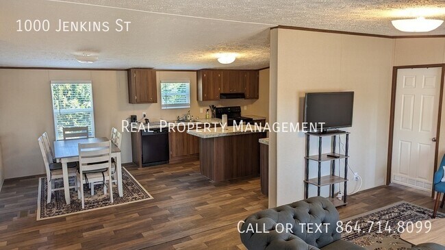 Foto del edificio - 3-bedroom home 1.5 miles from Greenville's...