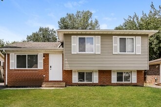Building Photo - 1335 Birch Dr