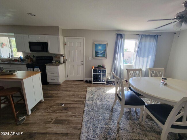 Foto del edificio - 607 N Palm Cir