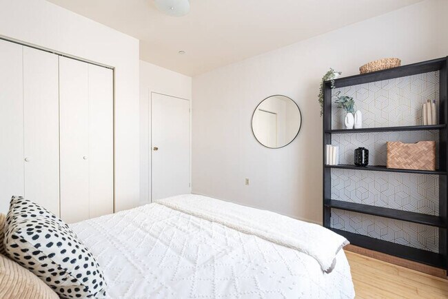 Foto del edificio - 115 E 102nd St