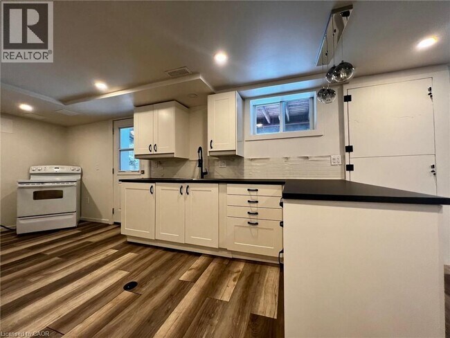 Building Photo - 351 Briarhill Ave
