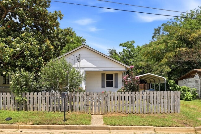Building Photo - Cute 2/2 in Kilgore!