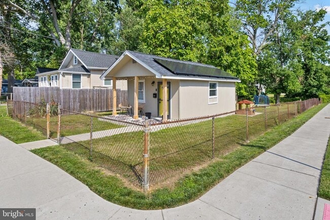 Building Photo - 325 W Evergreen Ave