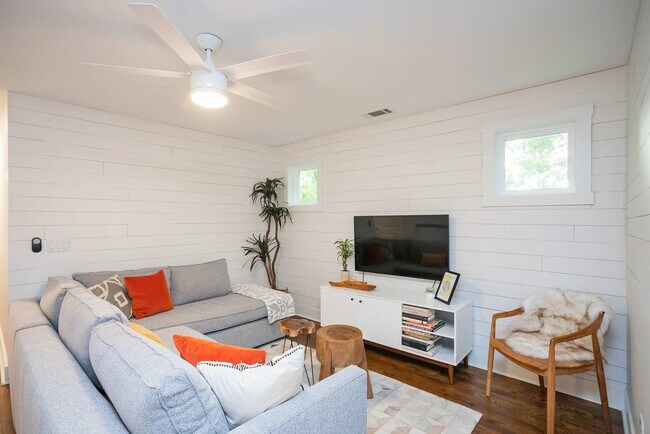 Building Photo - 559 Veritas St