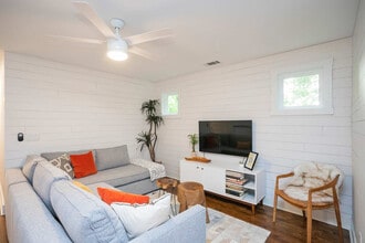 Building Photo - 559 Veritas St