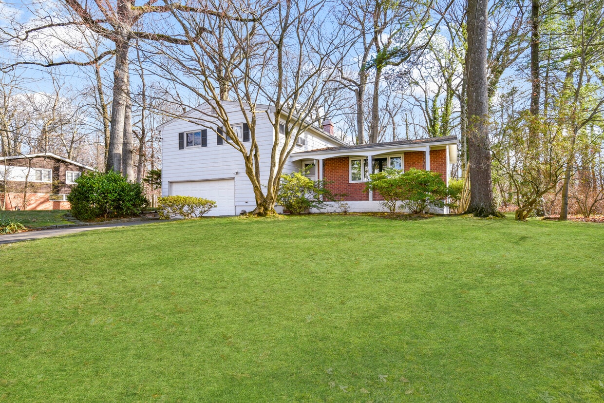 Photo - 25 Woodhollow Ln (New Rochelle, NY)