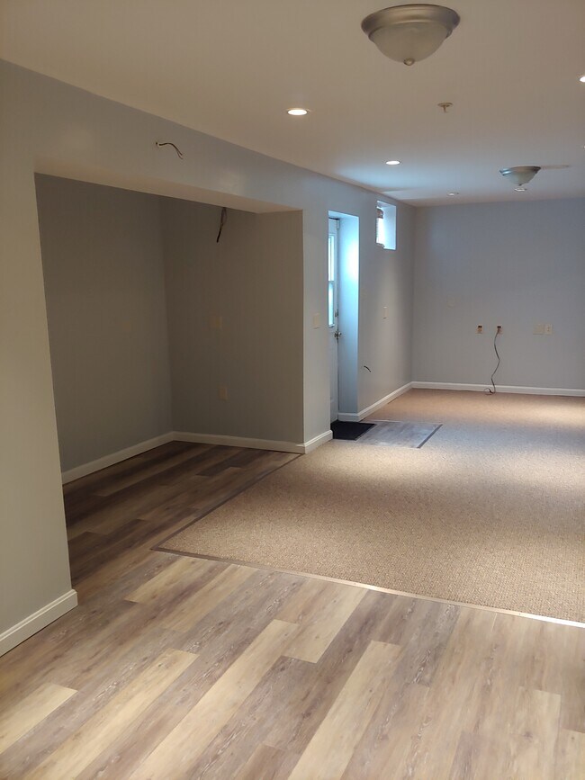 Breakfast nook ( 4- 5" x 9'-4") tile and living room ( 13' x 21') carpeted - 11114 Rhodenda Ave