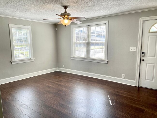 Building Photo - Stunning 3-bedroom single family home in N...