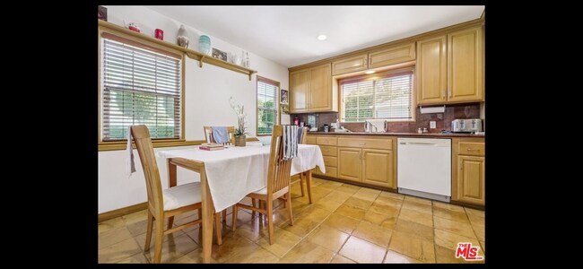 Cocina - 12606 Bonaparte Ave