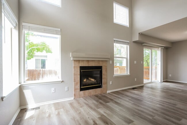 Foto del edificio - 16379 Bluebell Pl
